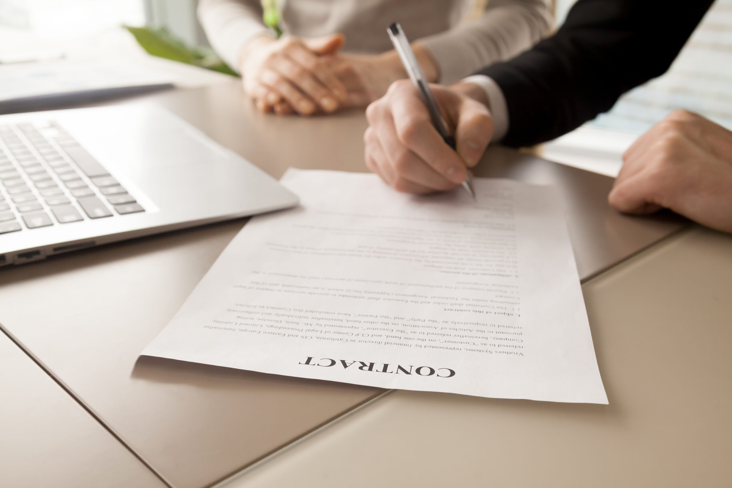 Avocat en droit des affaires conseillant un entrepreneur sur un contrat.