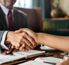 Dirigeant marocain consultant un avocat en droit des affaires