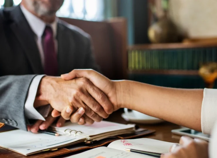 Dirigeant marocain consultant un avocat en droit des affaires