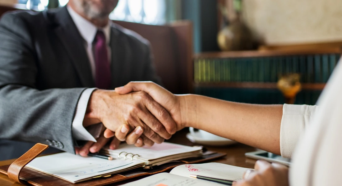 Dirigeant marocain consultant un avocat en droit des affaires